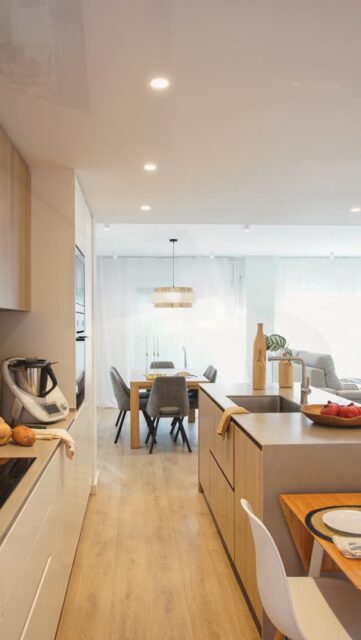 ✨ Cuando el diseño respira calma.
Espacios donde la luz entra suave, la madera aporta calidez y cada textura invita a respirar más despacio.
🏡 Cuando el diseño está pensado para generar calma, la casa se convierte en un refugio.

Porque un hogar no es solo estética… son sensaciones, bienestar y vida que fluye.
--
✨ Quan el disseny respira calma
 Espais amb llum suau, fusta càlida i textures que conviden a respirar més lent.
🏡 Quan el disseny està pensat per generar calma, la casa es converteix en un refugi.

Perquè una llar no és només estètica… són sensacions, benestar i vida que flueix.
#glowrehabilitastudio #santcugatdelvalles #interiorsambànima #hogaresquesentenen #benestaraacasa #dissenydebanys #diseñodeinteriores