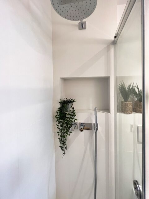 ✨ Vols un bany més modern, pràctic i ben aprofitat?

Les hornacines de bany són el truc de disseny que transforma qualsevol espai sense obres complicades i s’integra de manera natural, com si sempre hi hagués estat.

Aquest element tan simple pot aconseguir molt:
✔️ Aprofiten cada centímetre sense recarregar l’ambient
✔️ Afegeixen textura i profunditat a parets neutres
✔️ Permeten integrar il·luminació indirecta amb un efecte molt elegant
✔️ Totalment personalitzables en mida, posició i acabats

Si vols descobrir com triar-les i col·locar-les perquè realment marquin la diferència, t’ho expliquem amb exemples i consells professionals en l'enllaç de la bio. 📩
--
✨ ¿Quieres un baño más moderno, práctico y bien aprovechado?

Las hornacinas de baño son el truco de diseño que transforma cualquier espacio sin obras complicadas y se integra de forma natural, como si siempre hubiera estado ahí.

Este elemento tan simple puede aportar muchísimo:
✔️ Aprovechan cada centímetro sin recargar el ambiente
✔️ Añaden textura y profundidad a paredes neutras
✔️ Permiten integrar iluminación indirecta con un efecto muy elegante
✔️ Totalmente personalizables en tamaño, posición y acabados

Si quieres descubrir cómo elegirlas y colocarlas para que realmente marquen la diferencia, te lo contamos con ejemplos e inspiración profesional en el enlace de la bio. 📩

#glowrehabilitastudio #hornacinasdebano #banomoderno #banospequenos #disenodebanos #reformabano #decoideas #interiorismo #interioresmodernos #banyminimalista #ideesdisseny #inspiraciobany #arquitecturadinteriors