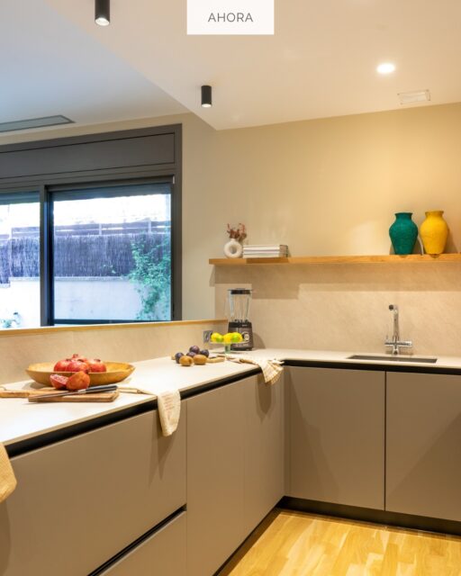 Antes, render y después. La magia de una reforma bien pensada. 🏡✨

En esta cocina, abrir el espacio lo cambió absolutamente todo:
lo que era estrecho y oscuro se convierte ahora en un ambiente conectado, luminoso y pensado para disfrutar cada día.

Cada decisión suma:
🔹 Mobiliario moderno y funcional
🔹 Luz natural que fluye sin obstáculos
🔹 Conexión visual con el comedor para una vida más cómoda y abierta

Y lo mejor: los clientes lo vieron antes de que existiera.
Un render tan realista que pudieron imaginarse viviendo aquí desde el primer momento. 🤍

👉 ¿Quieres que visualicemos tu próxima reforma?

--

Abans, render i després. La transformació d’una reforma ben dissenyada. 🏡✨

En aquesta cuina, obrir l’espai ho va canviar tot:
el que era estret i fosc ara és un ambient connectat, lluminós i pensat per gaudir-lo cada dia.

Cada decisió suma:
🔹 Mobles moderns i funcionals
🔹 Llum natural que flueix sense obstacles
🔹 Connexió visual amb el menjador per a una vida més còmoda i oberta

I el millor: els clients ho van veure abans que fos realitat.
Un render tan realista que ja s’hi podien imaginar vivint. 🤍

👉 Vols que visualitzem la teva pròxima reforma?

#glowrehabilitastudio #santcugatdelvalles #reformasintegrals #cuinaoberta #interiorisme #abansidespres #cuinesmodernes #espaisambllum #dissenyinteriors #reformasintegrales #cocinaabierta #interiorismo #antesydespues #cocinasmodernas #espaciosconluz #diseñodeinteriores