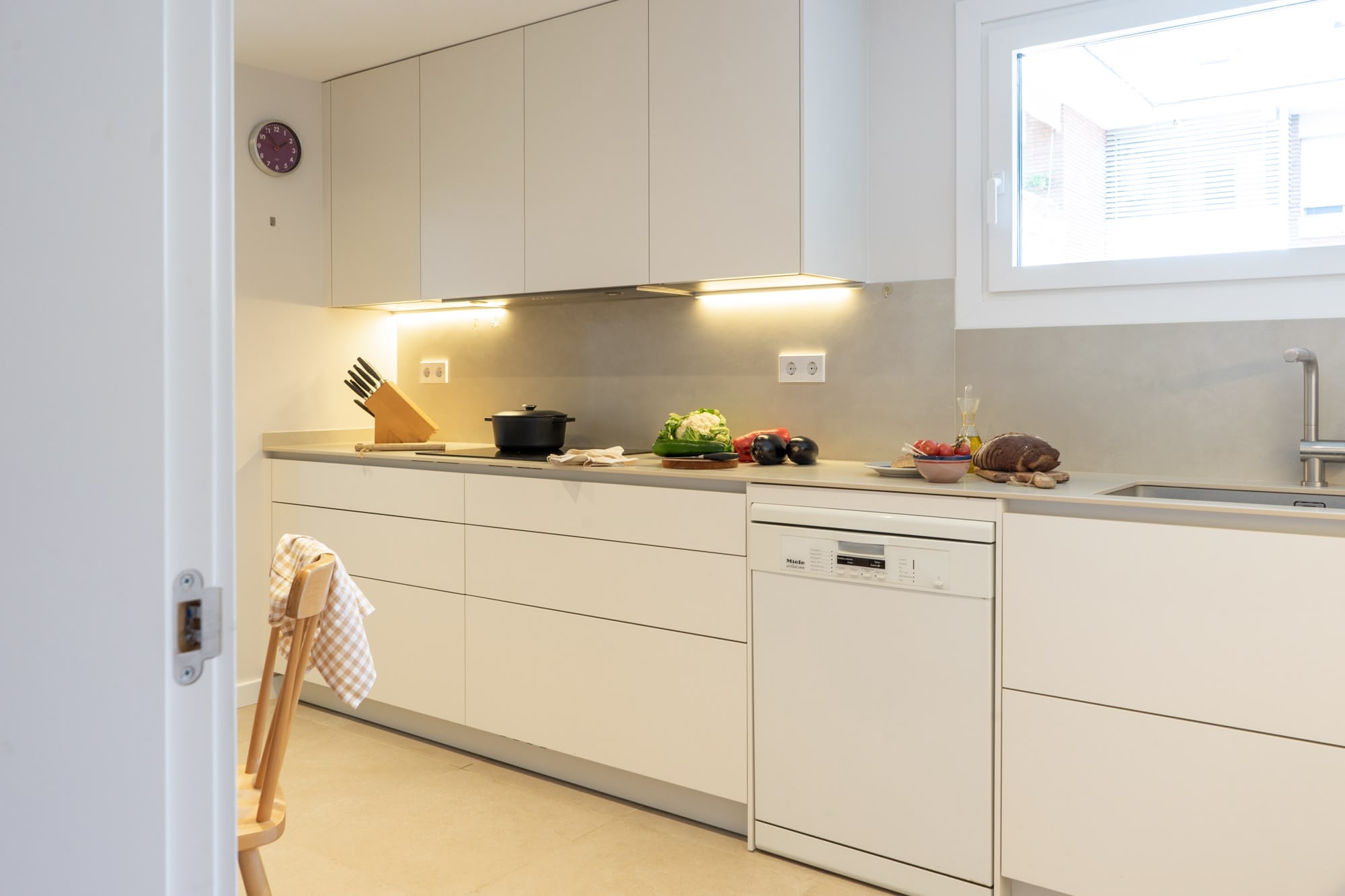 Rachelle, cocina-comedor en Sant Just Desvern. Glow Rehabilita.