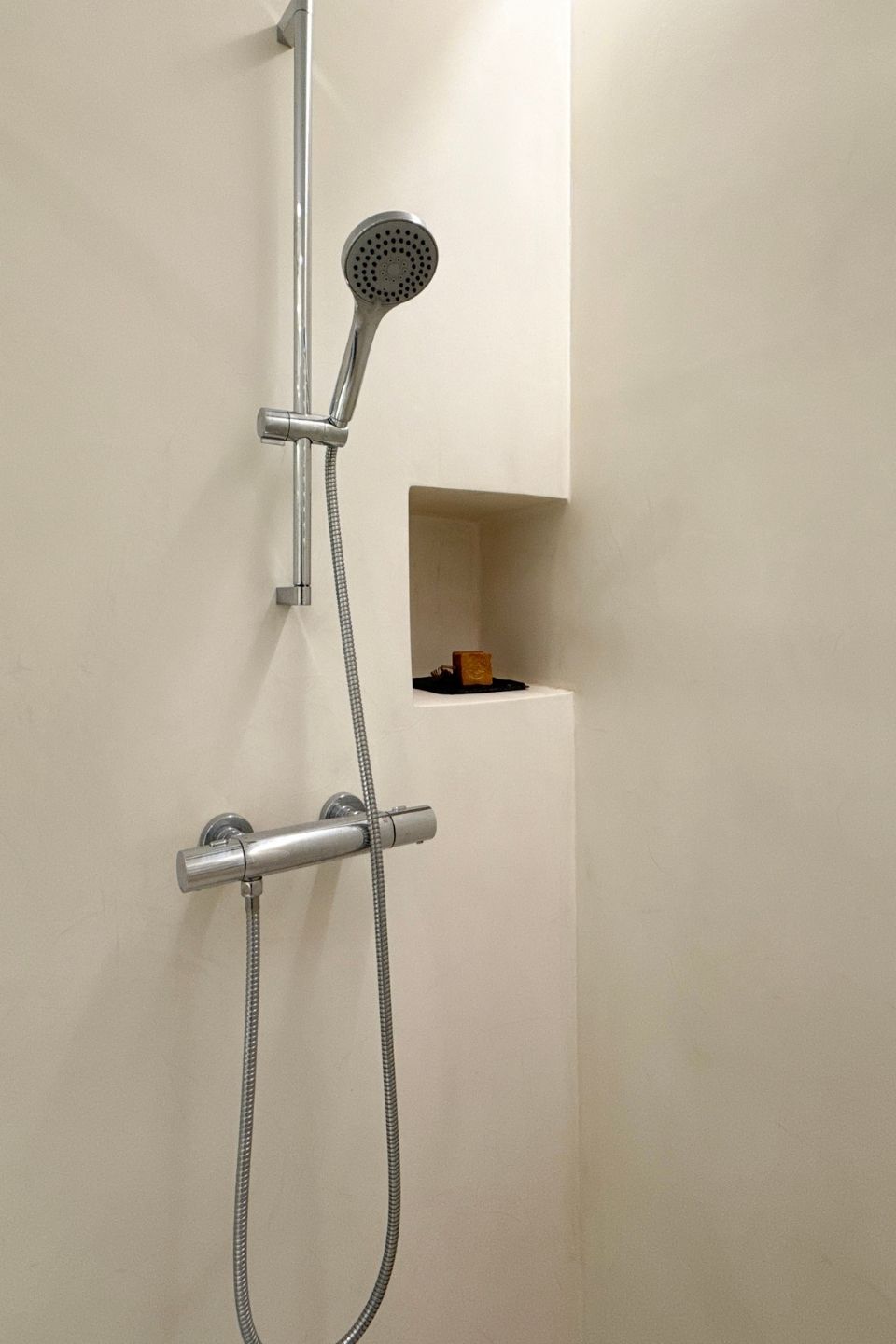 Hornacinas de baño con pared de microcemento