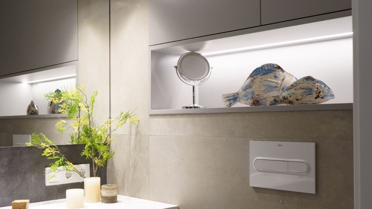 Hornacinas de baño instaladas en pared de wc empotrado